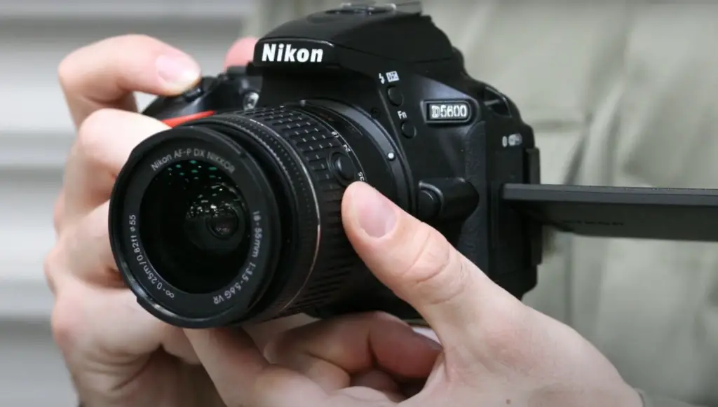 What makes a DSLR camera?