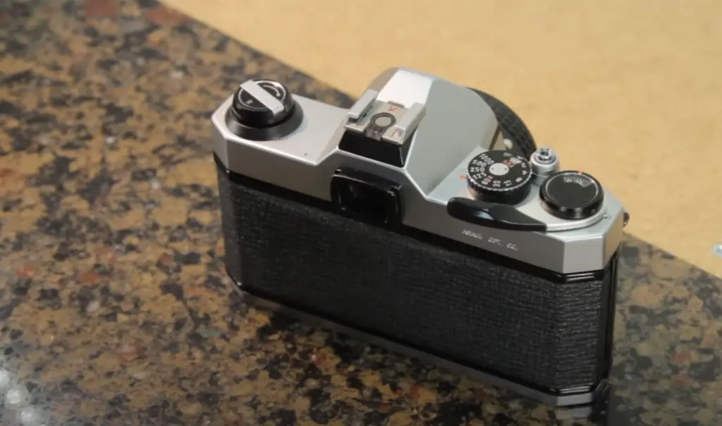 How to Load Film Into Pentax K100