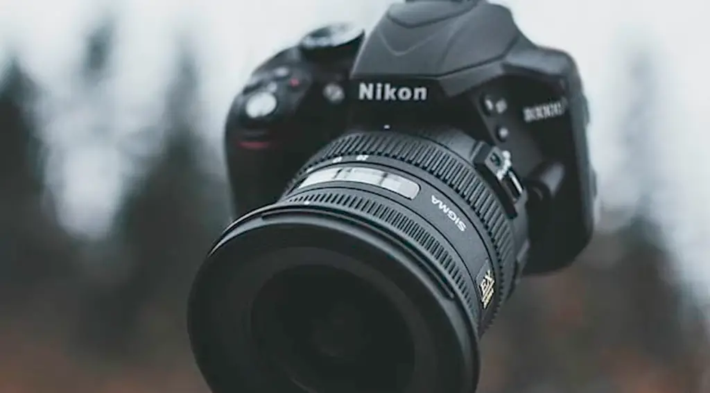 Comparison Between Pentax K-50 and Nikon D3300