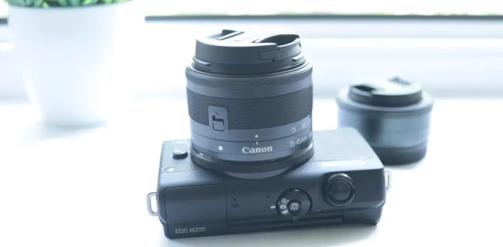 Canon EOS M200 vs. Canon EOS M50: Build And Handling