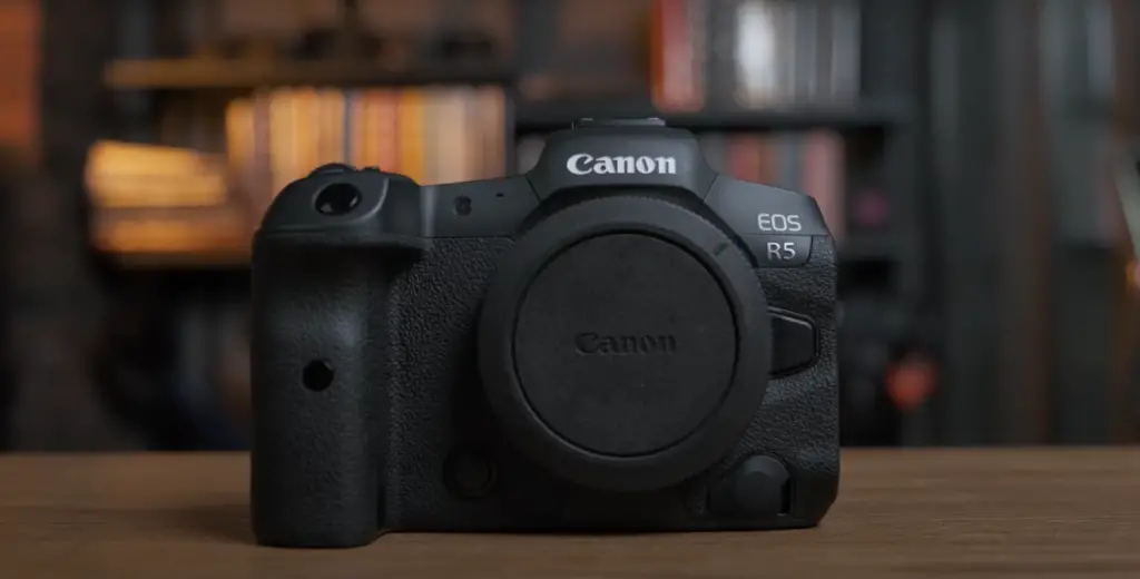Canon EOS R5 vs. Sony a7R IV: Features