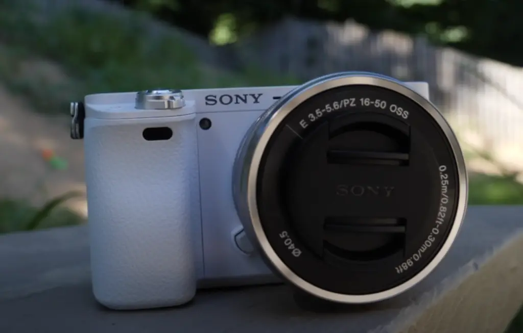 What common problems can Canon EOS M10 and Sony a5000 have?